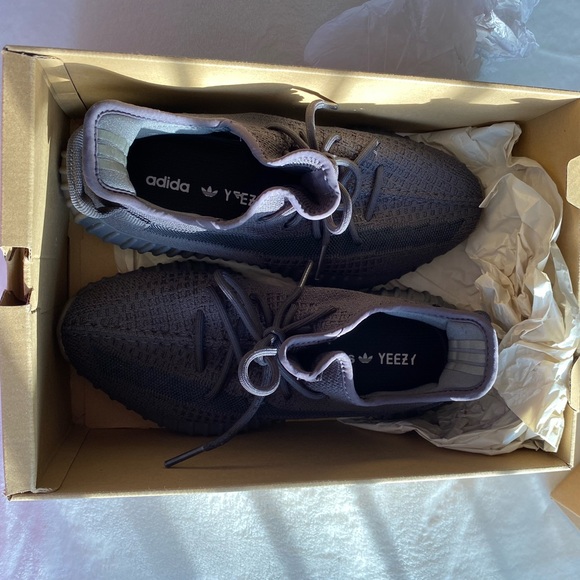 Cinder Adidas Yeezy Boost 350 V2 - Picture 7 of 13